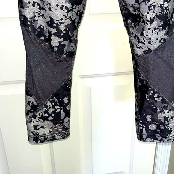 Under Armour Women’s HeatGear Ankle Cropped Camo Print Compression Leggings- M - Picture 6 of 8